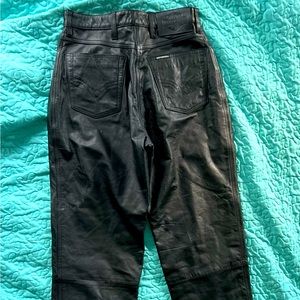 WOMEN'S HARLEY DAVIDSON BLACK LEATHER 5 pocket size 34/6; great condition